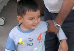 Yapışan kene hastanede çıkarıldı