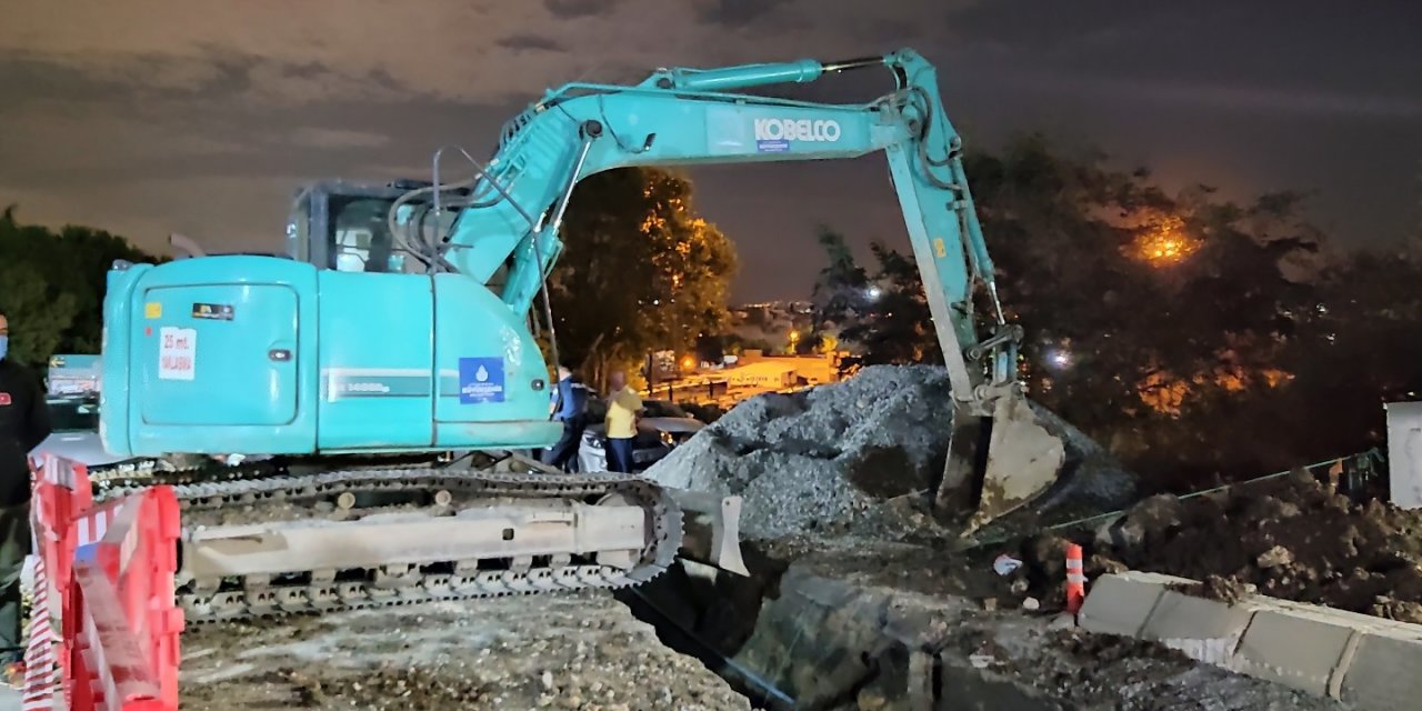 Eyupsultan'da kanalizasyon çalışmasında toprak kaydı! 1 işçi yaralandı