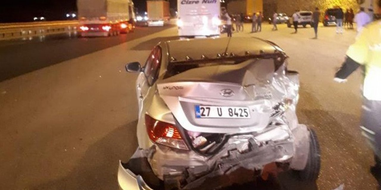 Otobüs otomobile arkadan çarptı! Araçta sıkışan 2 kız kardeş yaralandı