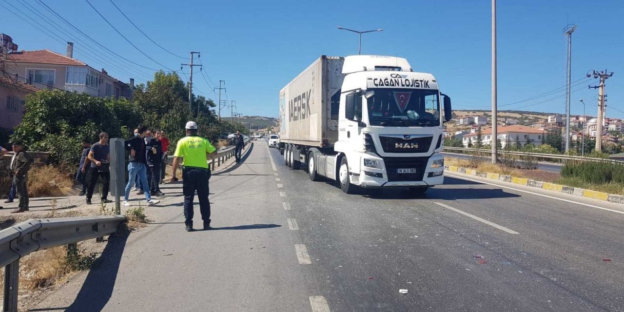 Tırın çarptığı otomobil sulama kanalına uçtu! 2 yaralı