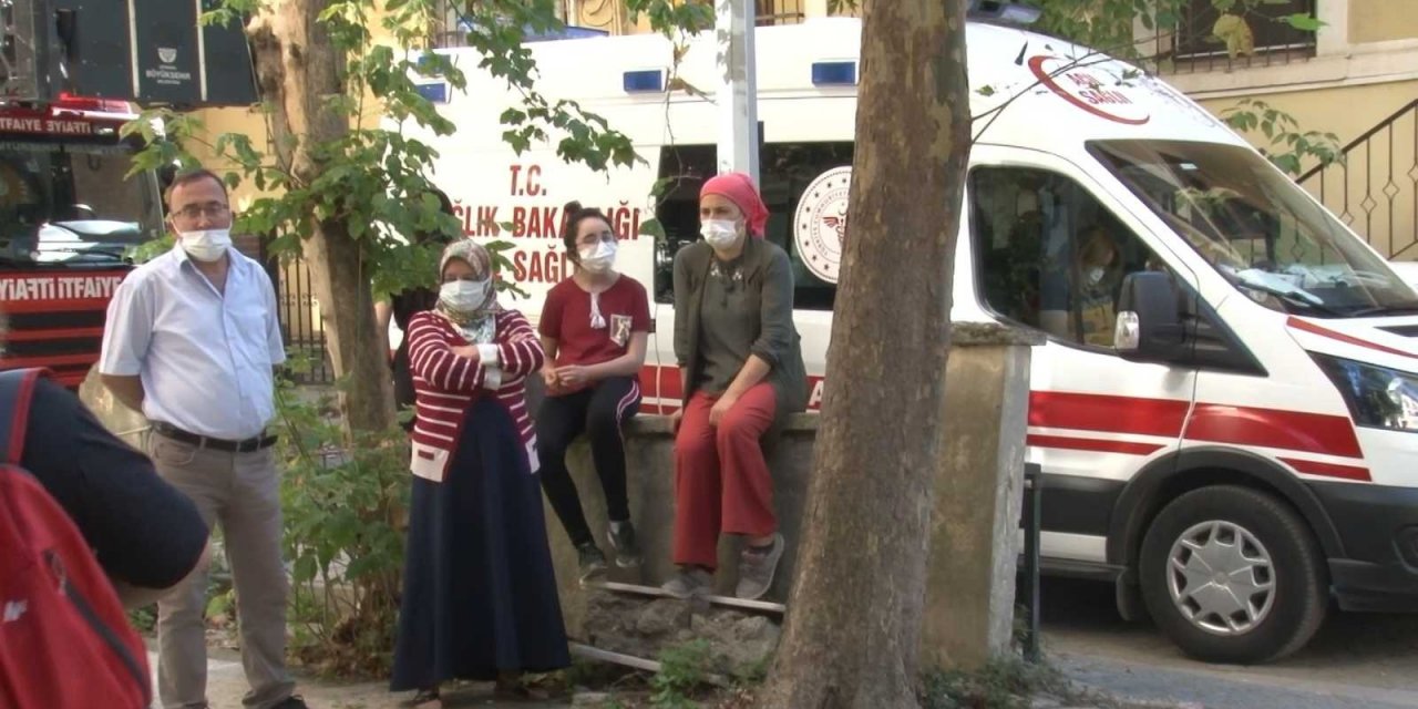 İstanbul'da 25 yıllık binanın balkonları çöktü! Mahalleli sokağa döküldü