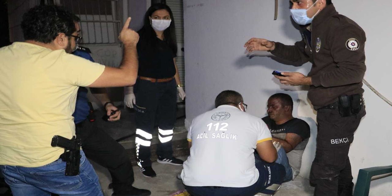 Evindeki yangında mahsur kalan kişinin çığlıklarını duyan bekçiler imdada yetişti