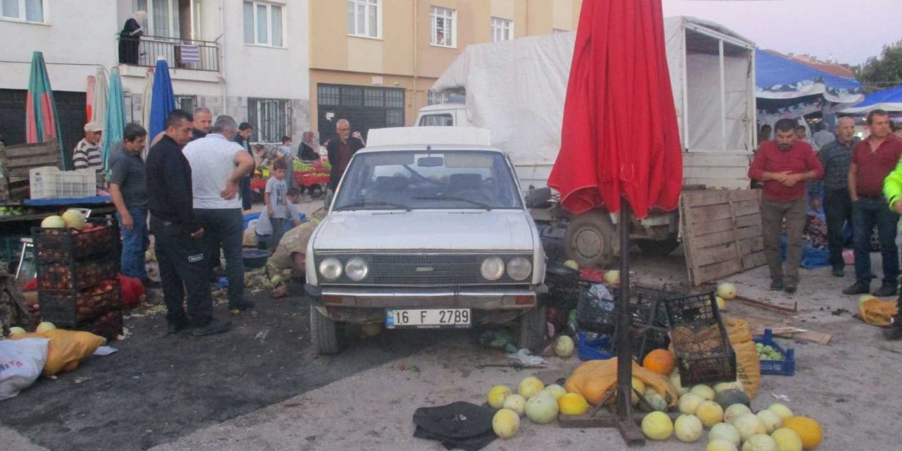 Otomobil pazar yerine daldı! 4 yaralı