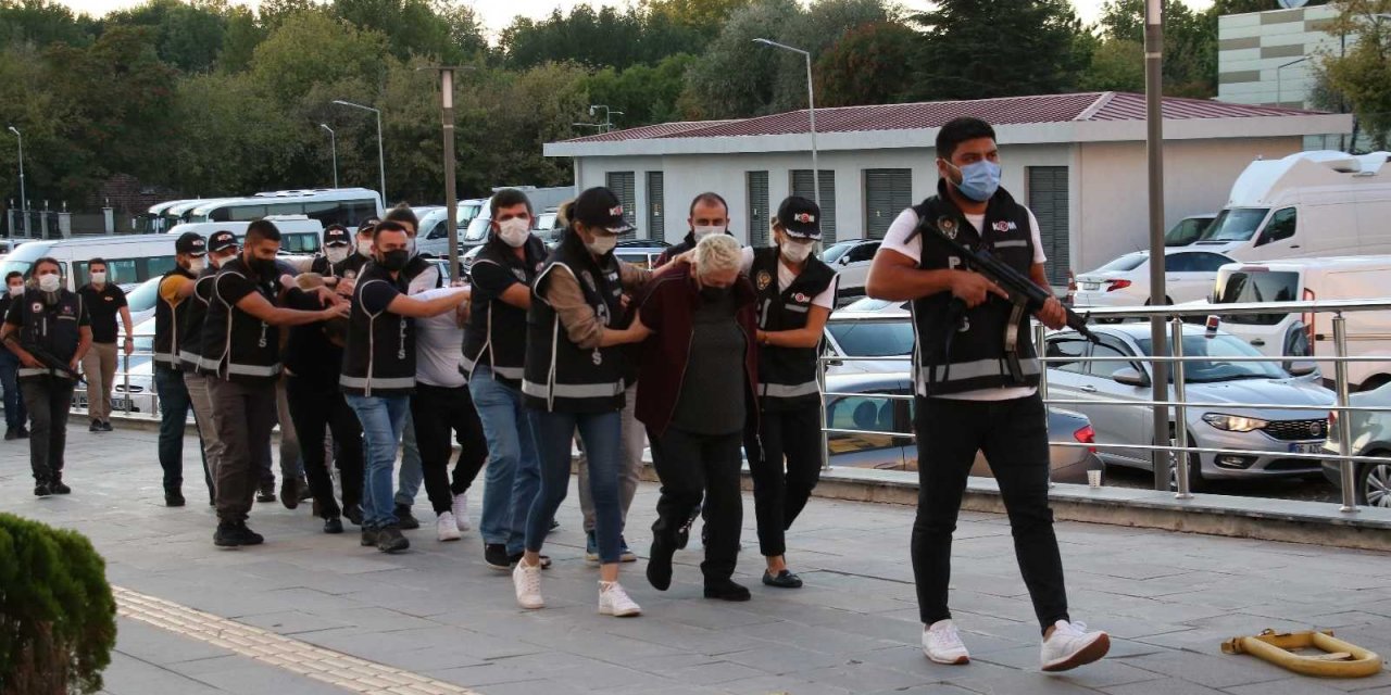 Ekvador'dan muz konteyneri içinde uyuşturucu getirmişler! 3 kentte baronlara operasyon! 6 gözaltı