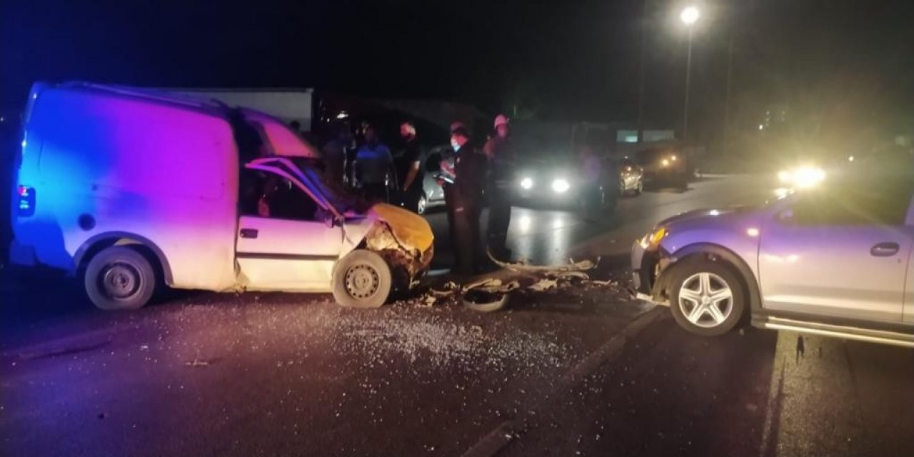 Kemalpaşa'da otomobil ve ticari araç kafa kafaya çarpıştı! 4 yaralı