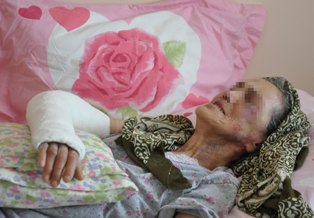 Yaşlı kadının sopayla dövüldüğü iddiası