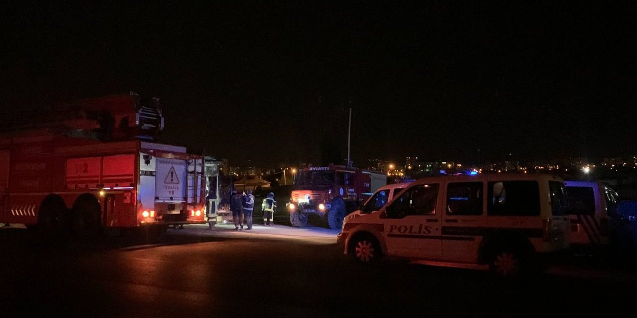 İşten çıkarılan KASKİ çalışanı iş makinesi ve kulübeyi ateşe verip kaçtı