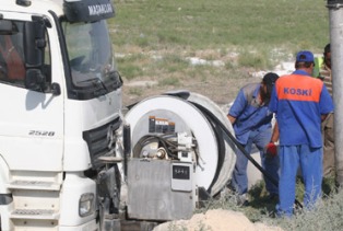 Kanalizasyon temizliği devam ediyor