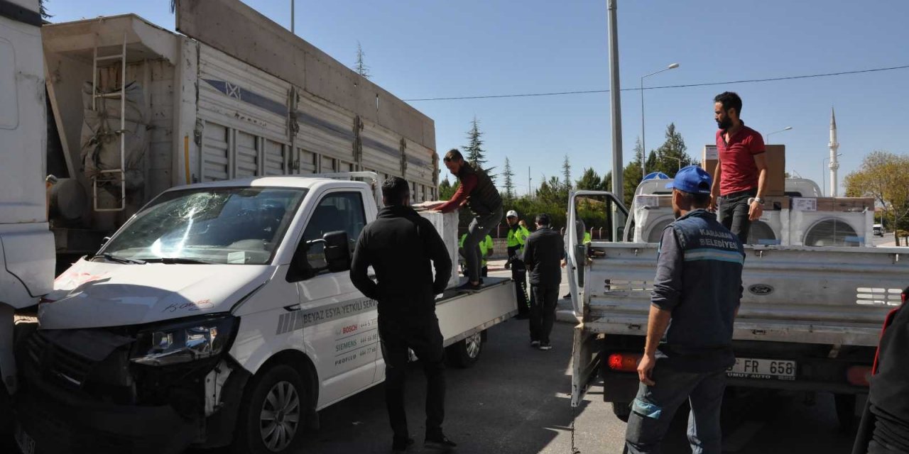 Karaman'da beyaz eşya yüklü kamyoneti tırla çarpıştı! 3 yaralı