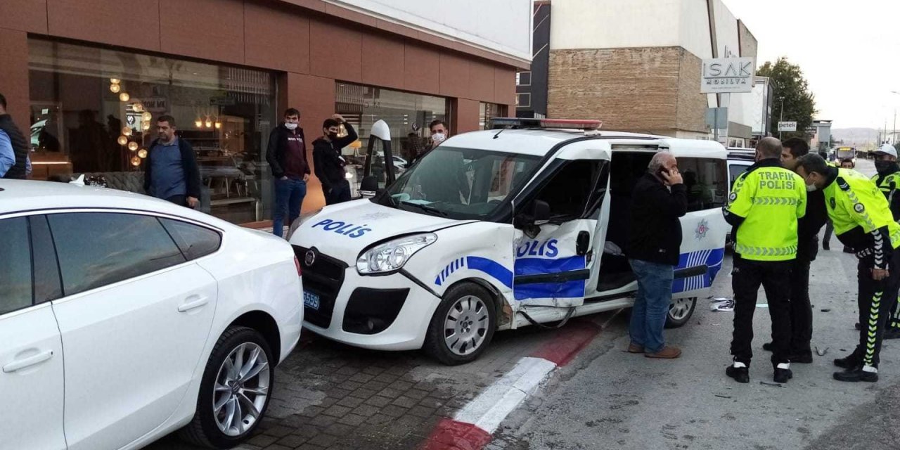 Polis otosu otomobille çarpıştı! 2’si polis 3 yaralı