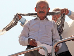 Oy vermeyi bile beceremeyen lider