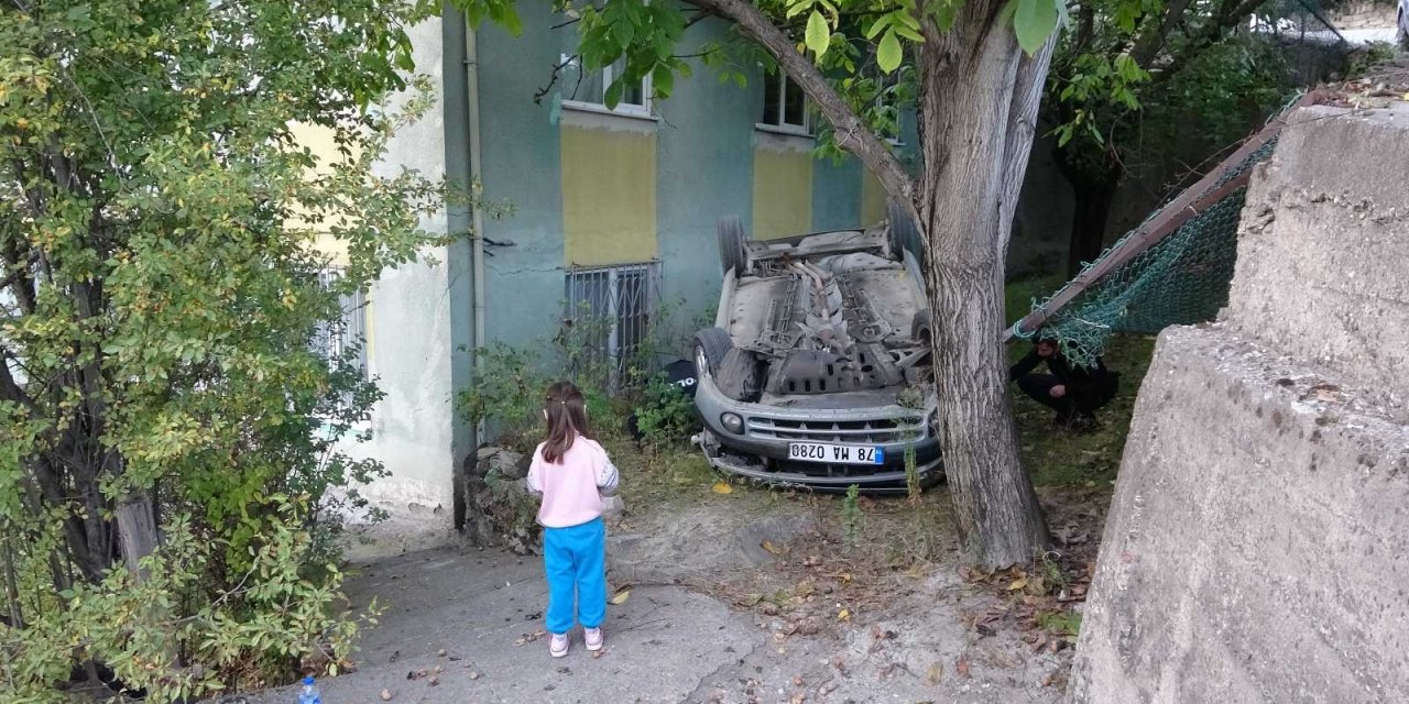 Otomobil 3 metre yükseklikten evin bahçesine uçtu! Anne ve kızı yaralandı