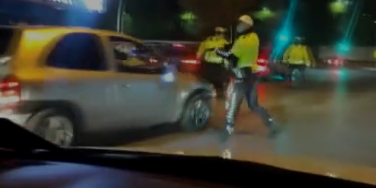 Ankara’da hareketli gece! ‘Dur’ ihtarına uymayan sürücü aracı 2 kez polisin üzerine sürdü