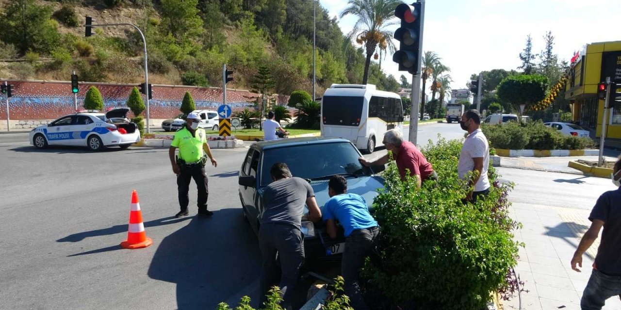 Manavgat'ta bir garip kaza! Kırmızı ışıkta durmak için el frenini çekince..