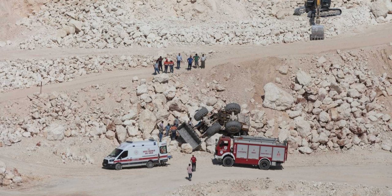 Taş ocağında iş makinesi devrildi! Altında kalan genç operatör ölümden döndü