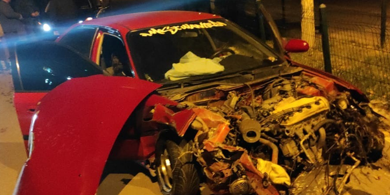 Aksaray'da refüje çarpan otomobil hurdaya döndü! 2 yaralı