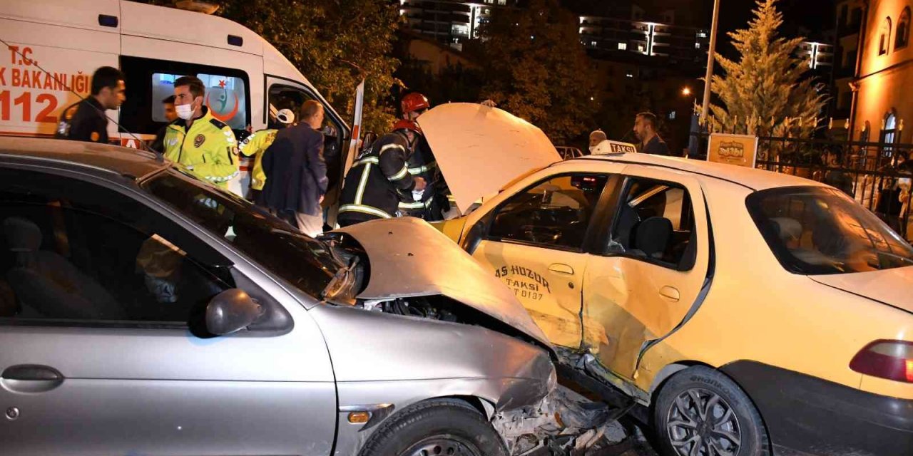 Ticari taksi ile otomobil çarpıştı: 3 yaralı