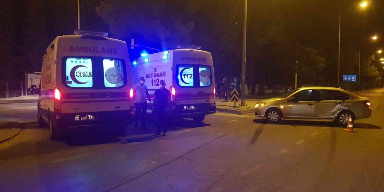 Otomobiller kavşakta çarpıştı! 2 yaralı