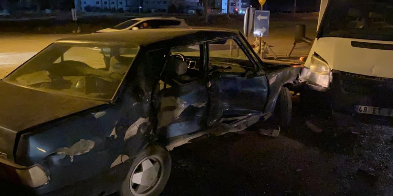 Afyon'da otomobil arı kovanı yüklü kamyonetle çarpıştı! Kazada 2 kişi yaralandı