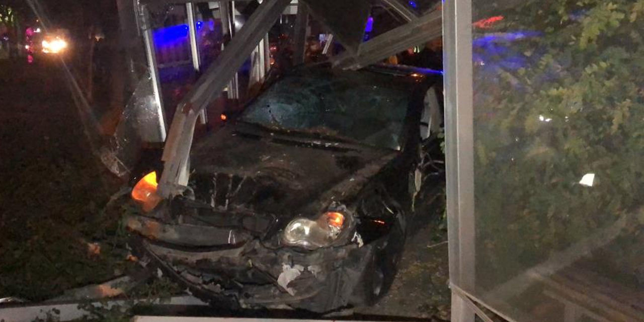 Otomobille otobüs durağına dalan sürücü aracı bırakıp kaçtı! 5 yaralı