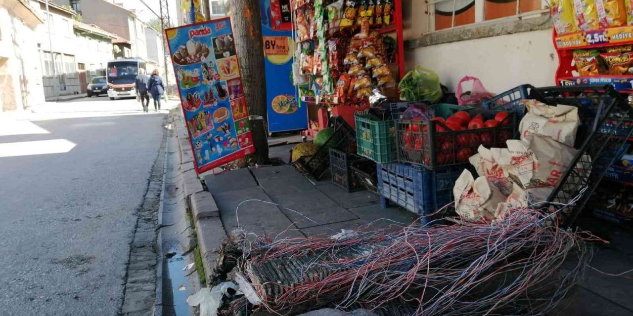 Polisten kaçan sürücü bakkala daldı