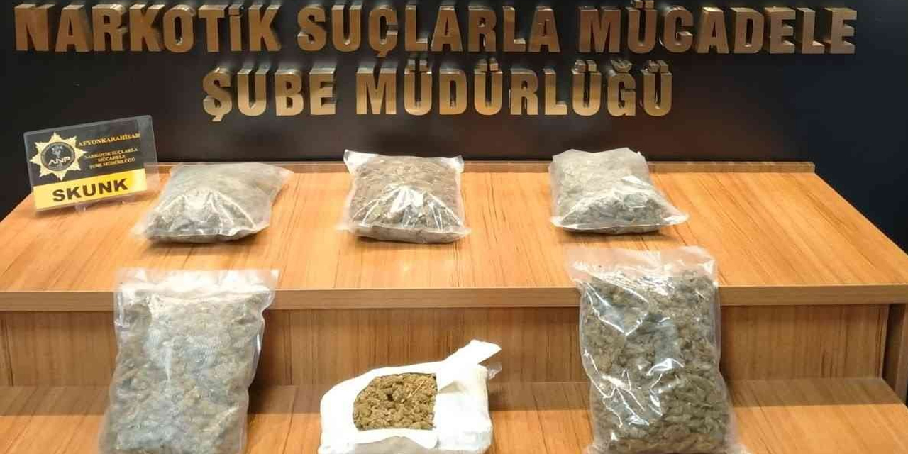 Afyon'da durdurulan araçta tam 3 kilogram uyuşturucu çıktı!