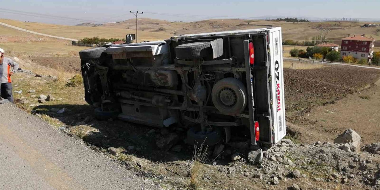 Ankara'da yoldan çıkan kamyonet devrildi