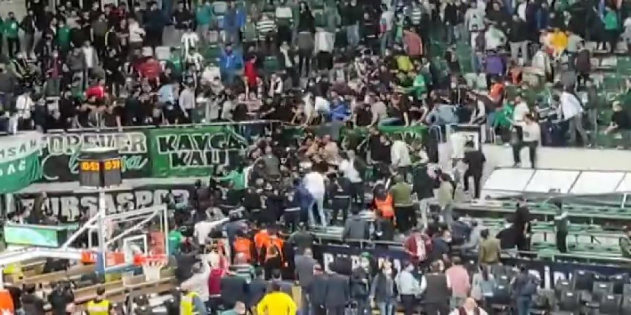 Beşiktaş - Bursaspor maçında taraftarlar birbirine girdi
