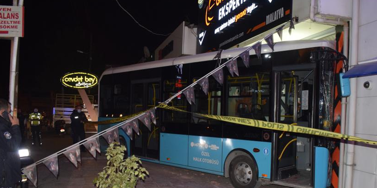 Otobüste dehşet! Sürücü kalp krizi geçirdi otobüs servise daldı