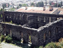 Tarihi Saray yok oluyor