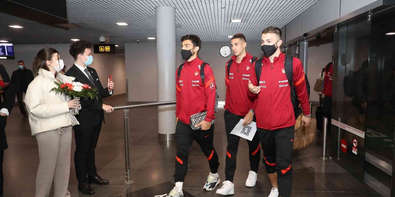 A Milli Futbol Takımı Riga'da çiçeklerle karşılandı