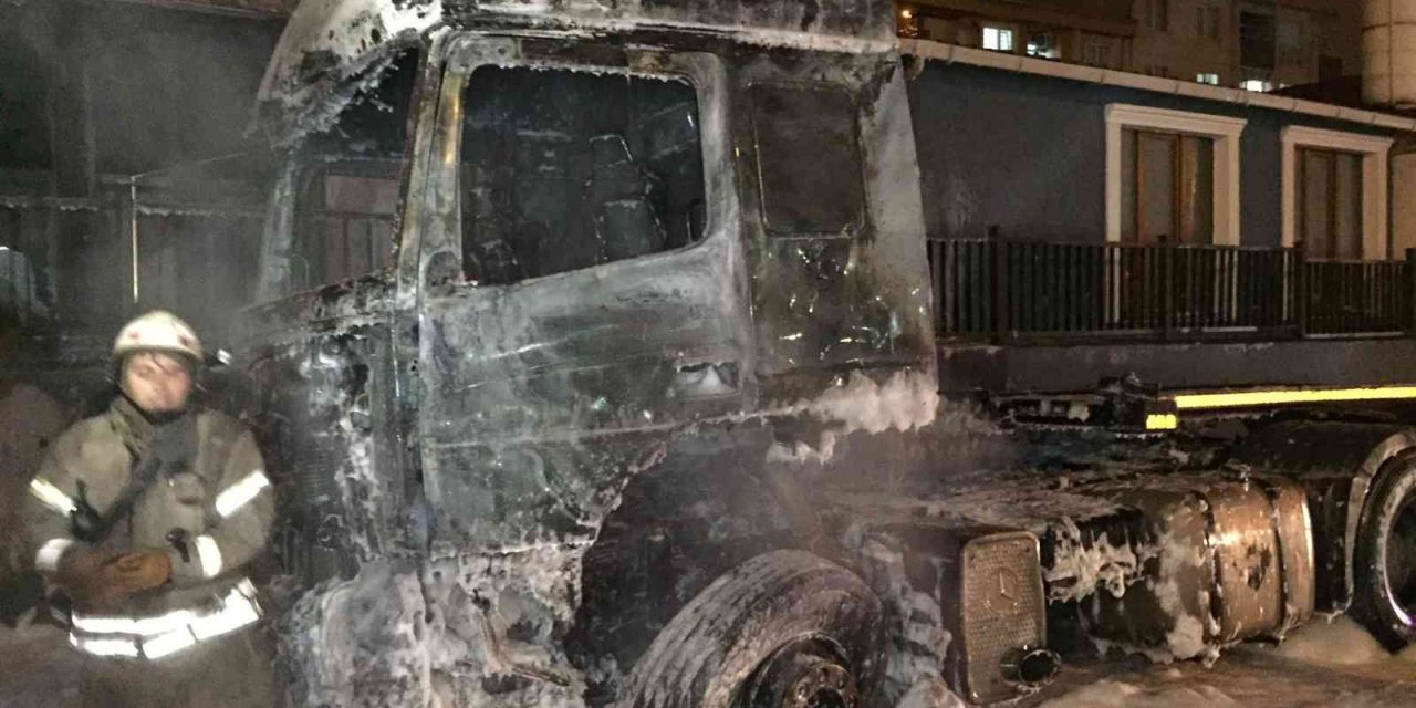Park halindeki iki tır yanarak alev topuna döndü! Patlamada caminin camları kırıldı