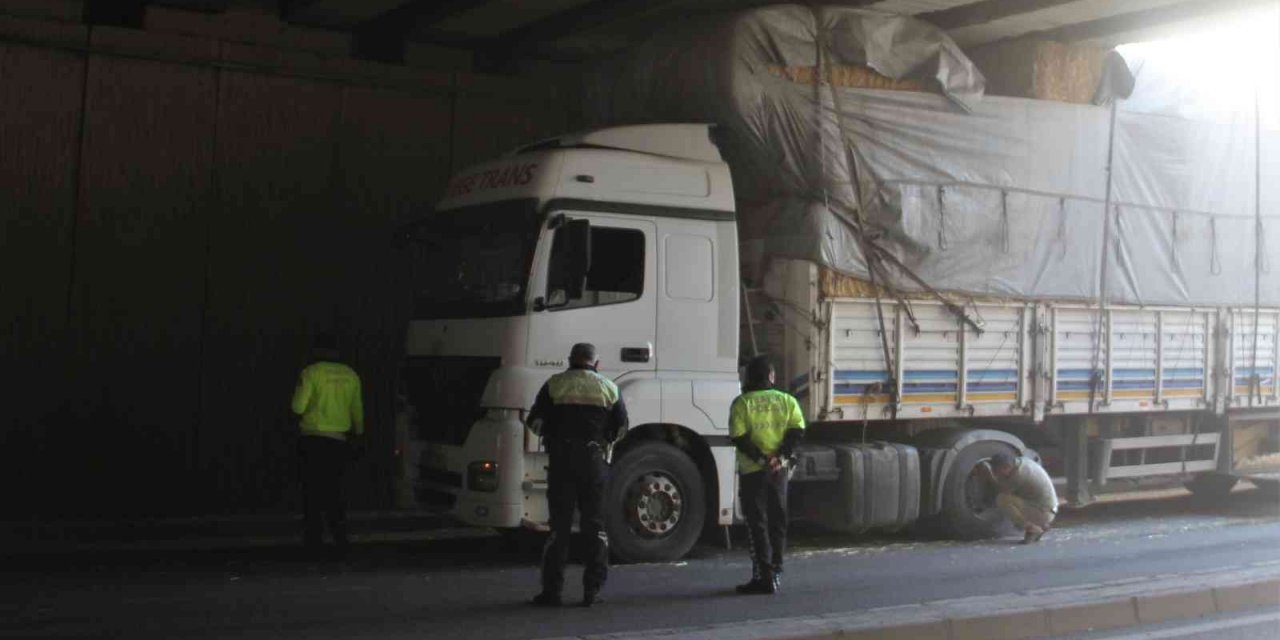 Yine aynı yer! Bir saman yüklü tır dada alt geçide sıkıştı