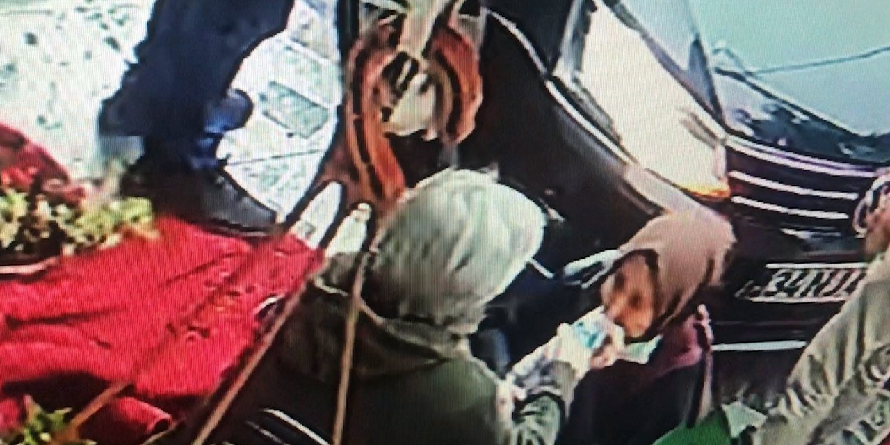 Minibüsün çarptığı otomobil kaldırıma çıktı! Marketten dönen kadın canından oluyordu