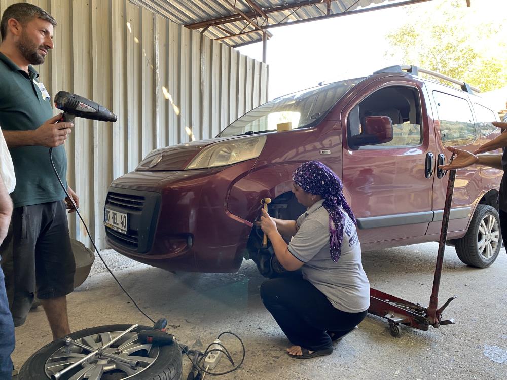 Antalya'da çırak bulamayan kaportacı karısını kaportacı yaptı