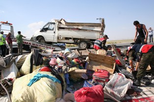 İşçileri taşıyan araç devrildi: 1 ölü
