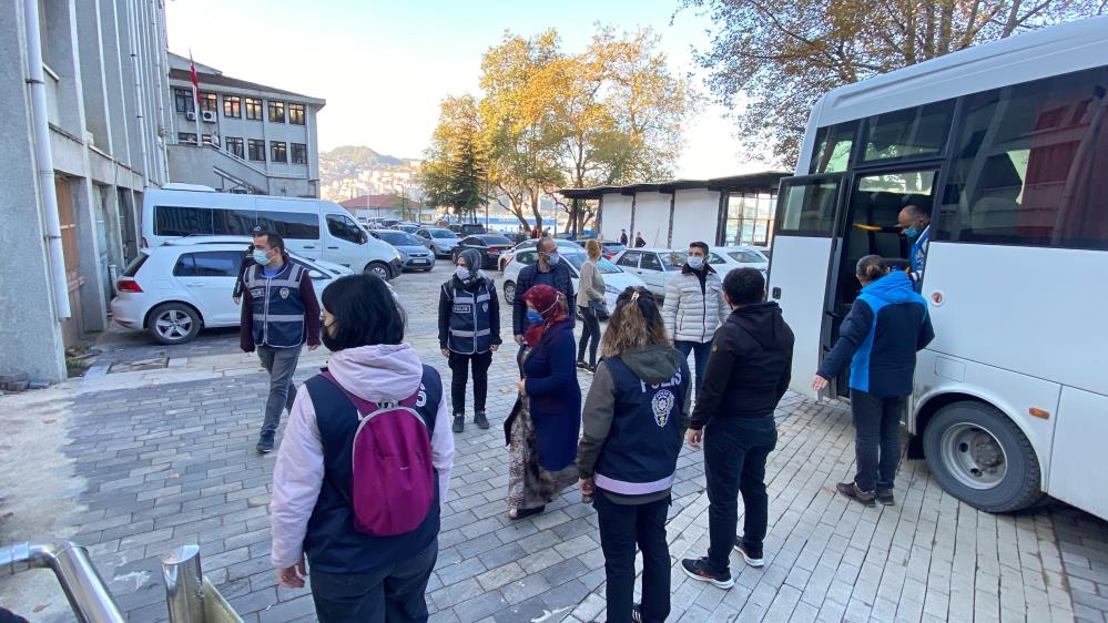 Çekirgeler adliyede! 70 kişiden 66'sı gözaltına alındı