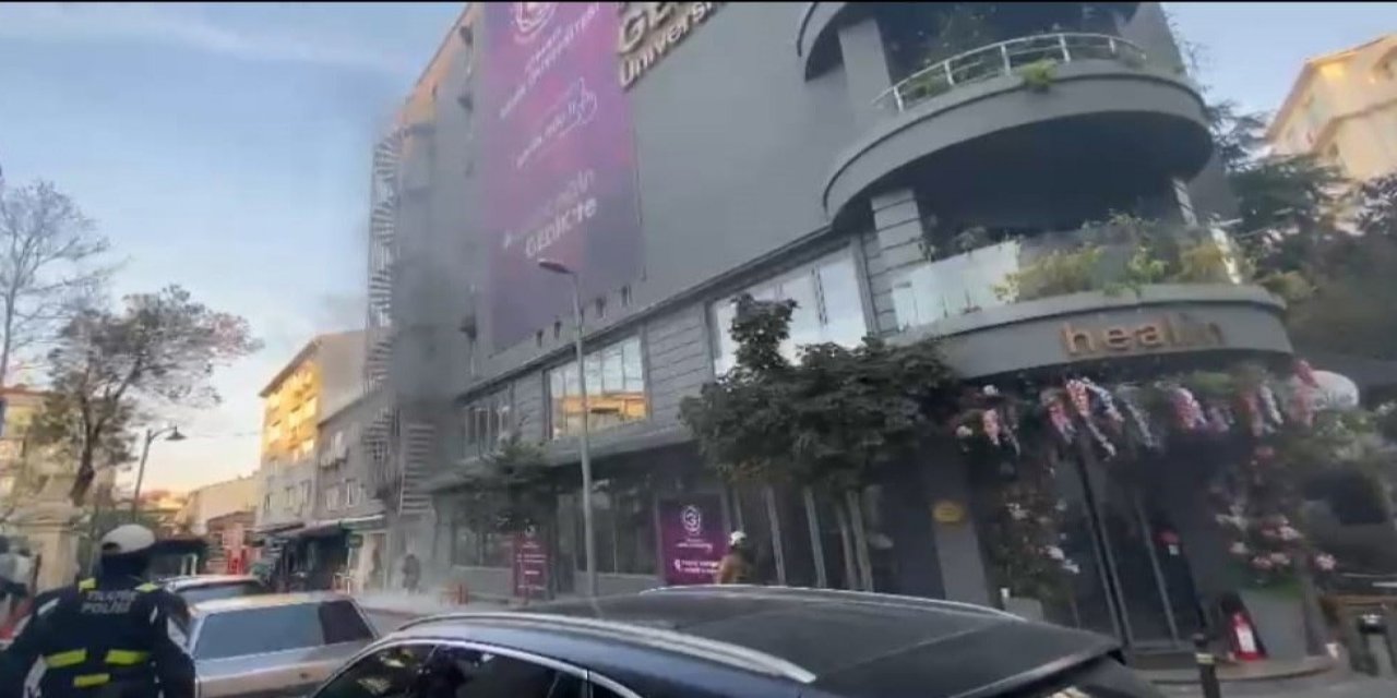 İstanbul'da elektrik trafosu yangını paniğe neden oldu