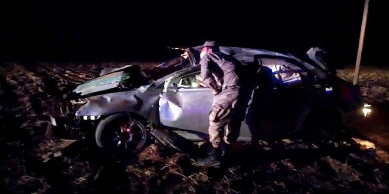 Tarlaya uçan otomobil hurdaya döndü! Araçta sıkışan 4 kişi ağır yaralı