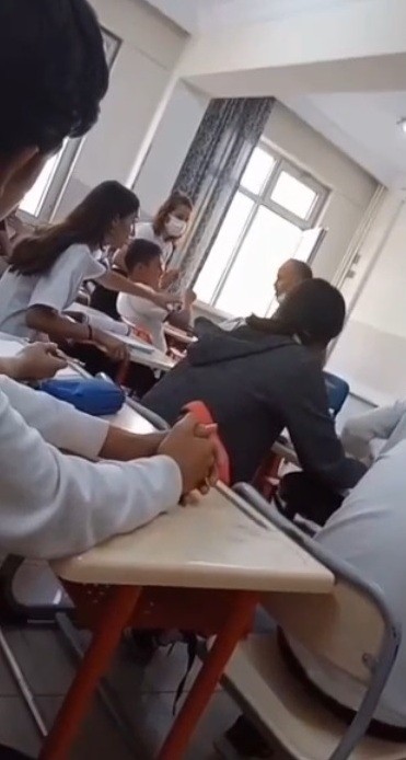 Gaziantep'te sınıfta öğrencisini döven felsefe öğretmeninin görüntüleri başını yaktı