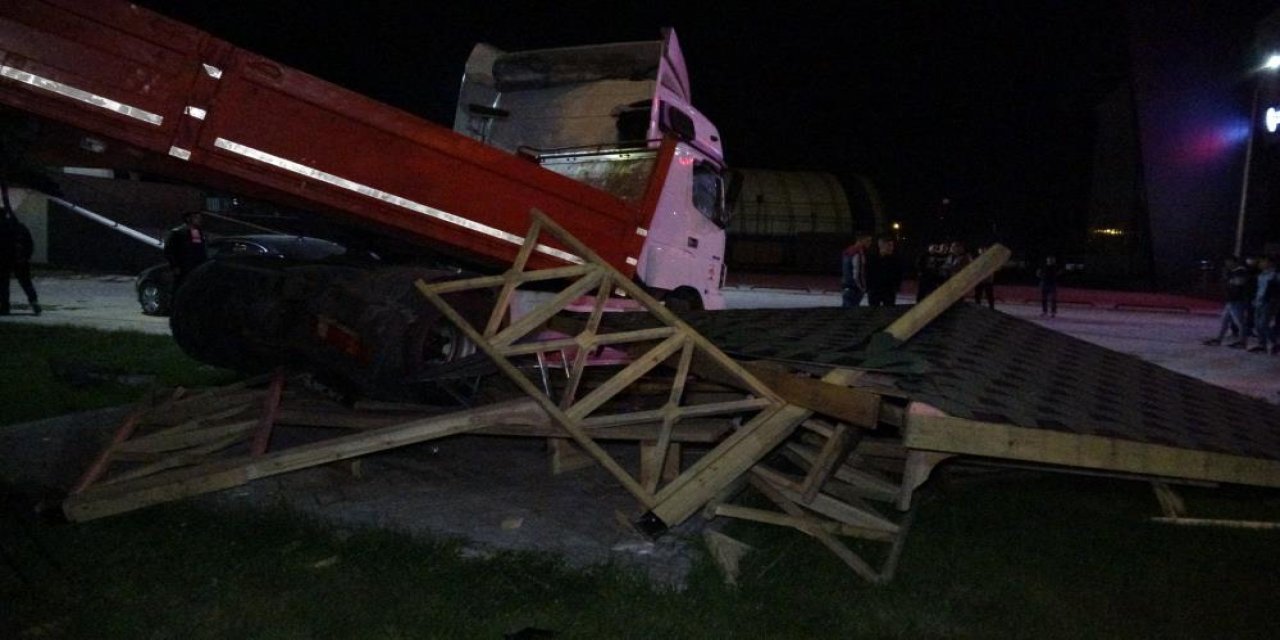 Sürücüsüz tır spor salonu bahçesine uçtu! Gençler ölümden döndü