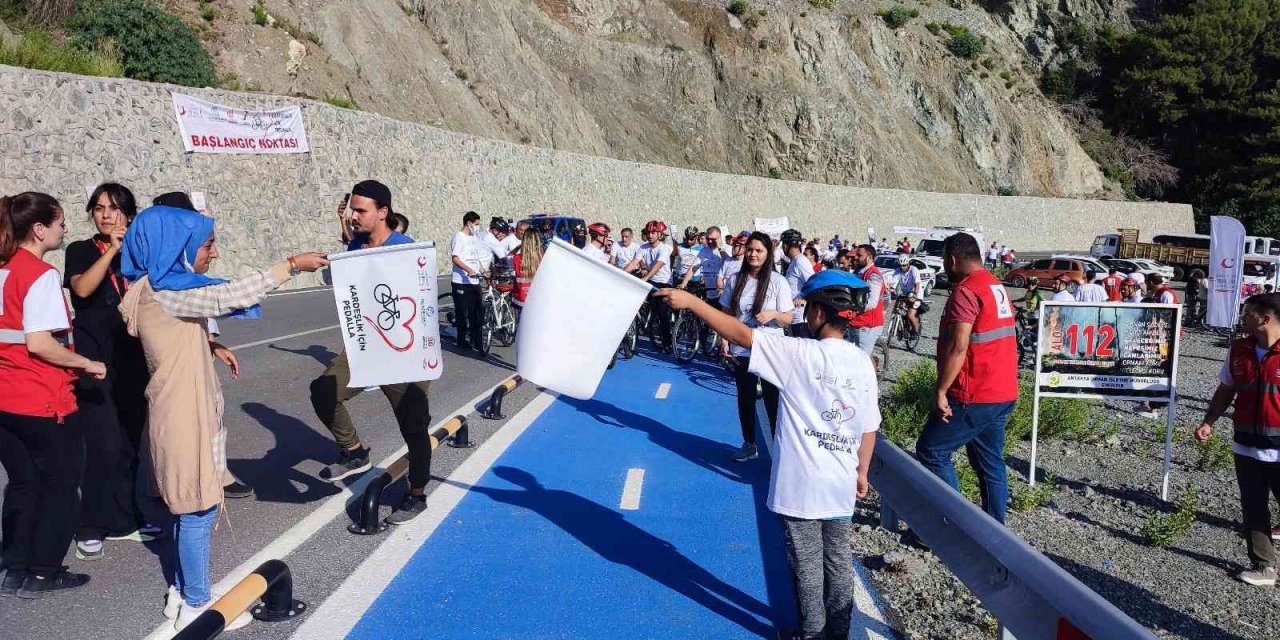 Hatay'da Suriyeli ve Türk vatandaşlar kardeşlik için pedal çevirdi