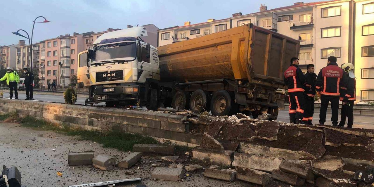 Polatlı - Konya yolunda tır karşı şeride geçti! Yolun boş olması faciayı önledi