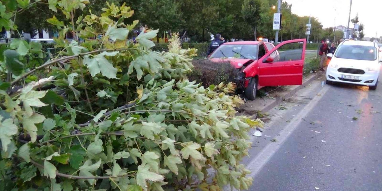 Otomobil tramvay yoluna uçtu!