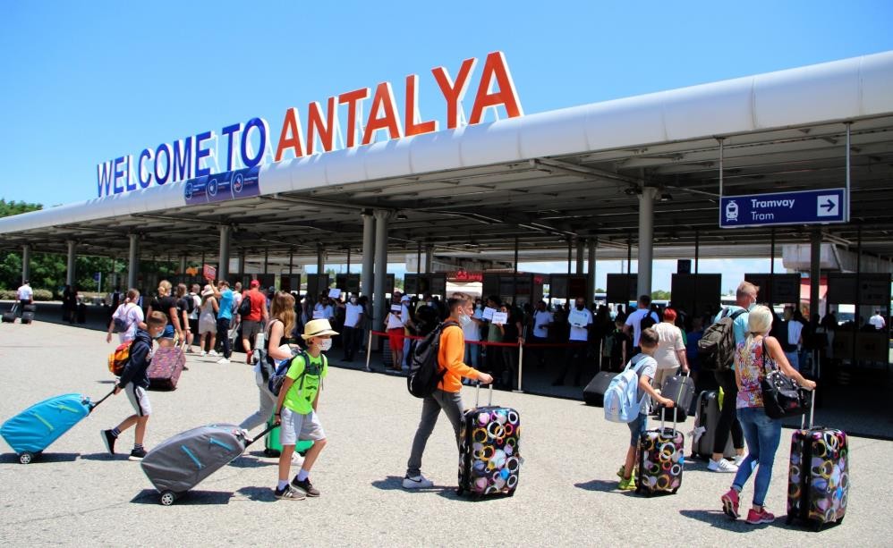 Antalya pandemiye rağmen yine rekor kırdı! 2021 yılında gelen turist sayısı açıklandı