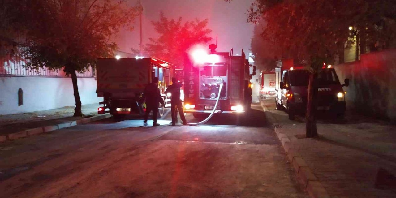 Fabrika deposunda yangın paniği! 2'si itfaiye eri 3 kişi dumandan etkilendi