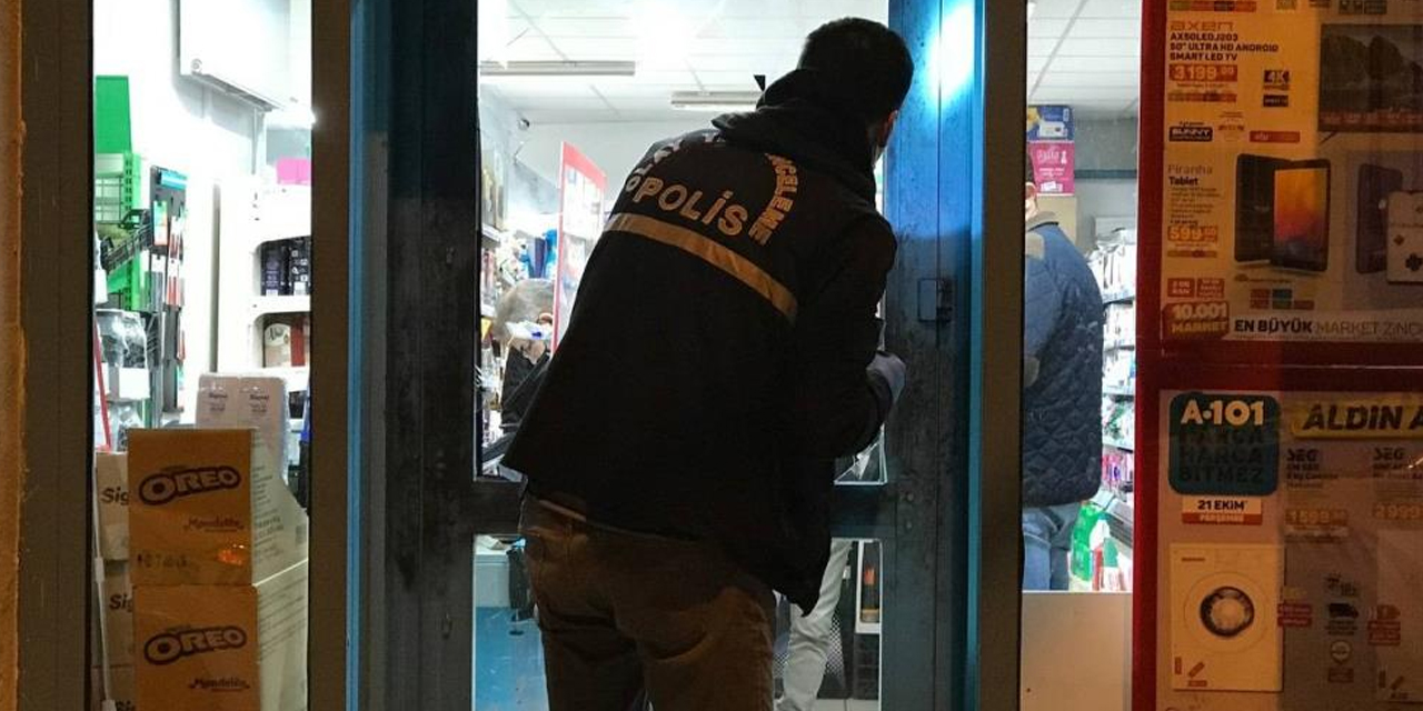 Zincir markette kasiyeri bıçakla tehdit eden hırsız camı kırıp kaçtı