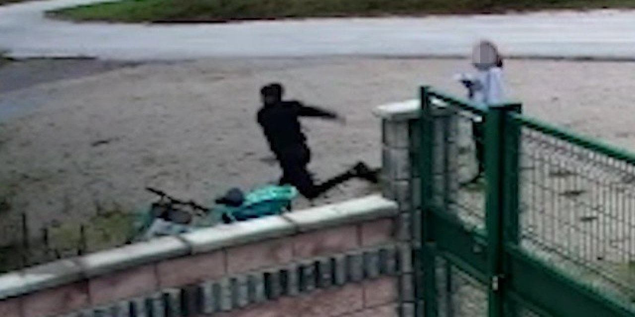 Belediye bisikletini uygulamasız alamayınca tekme attı!