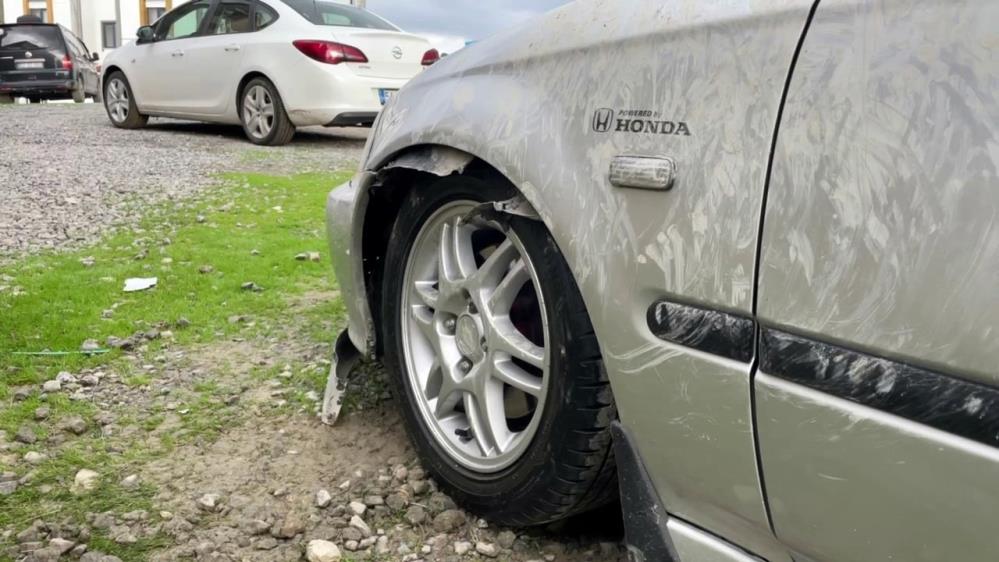 Sabah aracının başına gelen vatandaşı şoke eden görüntü! Sokak köpekleri bu hale getirdi
