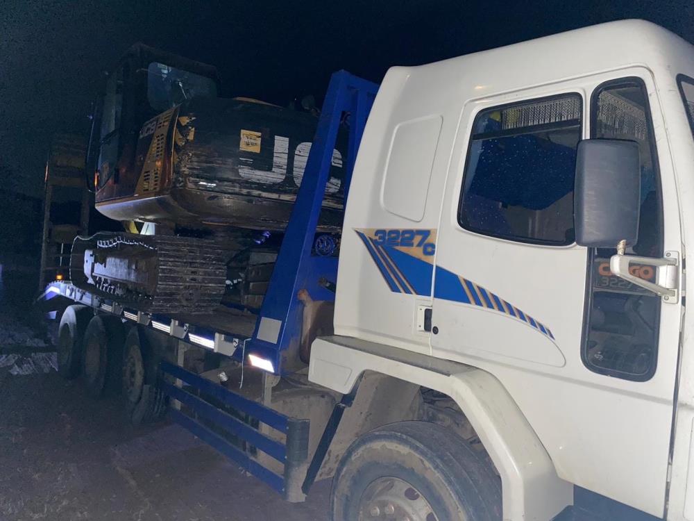Manisa'da kaçak kazıya jandarma mani oldu! İş makinasıyla gelmişler